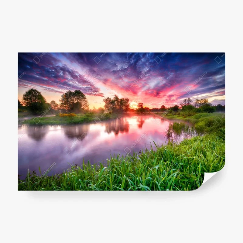 Carta da parati alba estiva sulle sponde del fiume