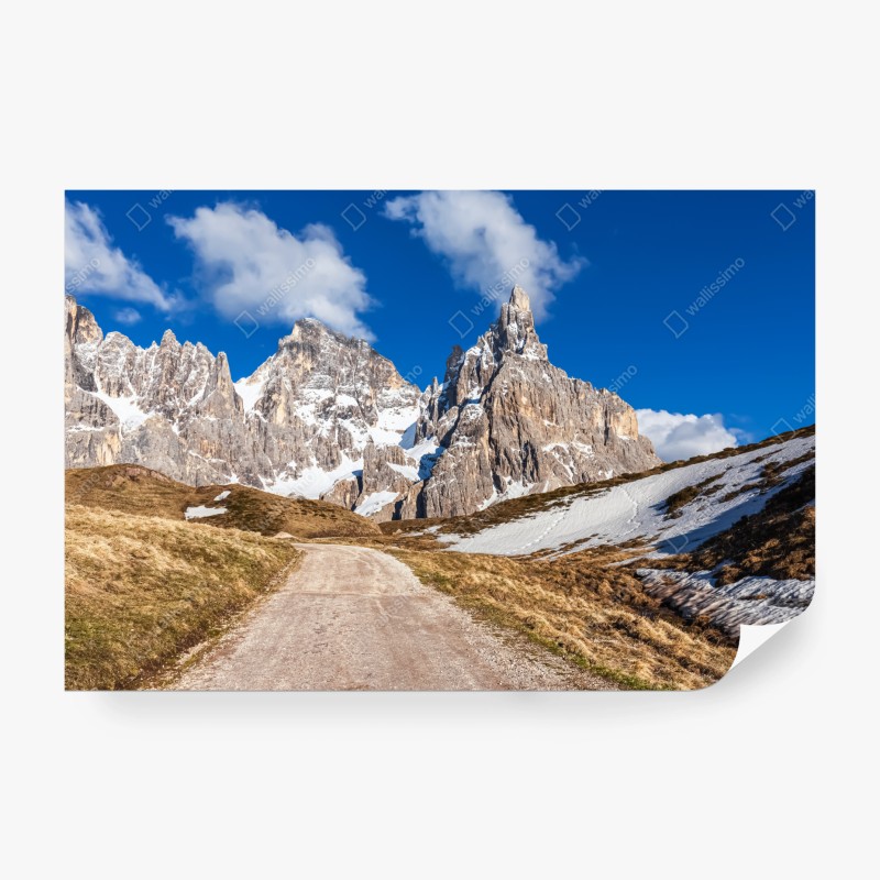 Carta da parati panorama montano drammatico con picco roccioso