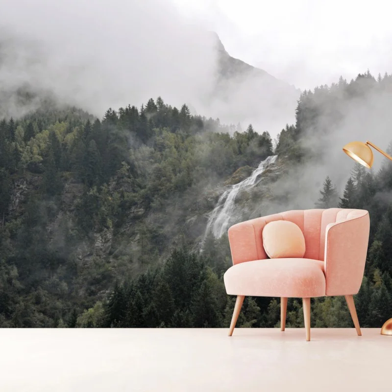 Carta da parati cascata nella nebbia montana