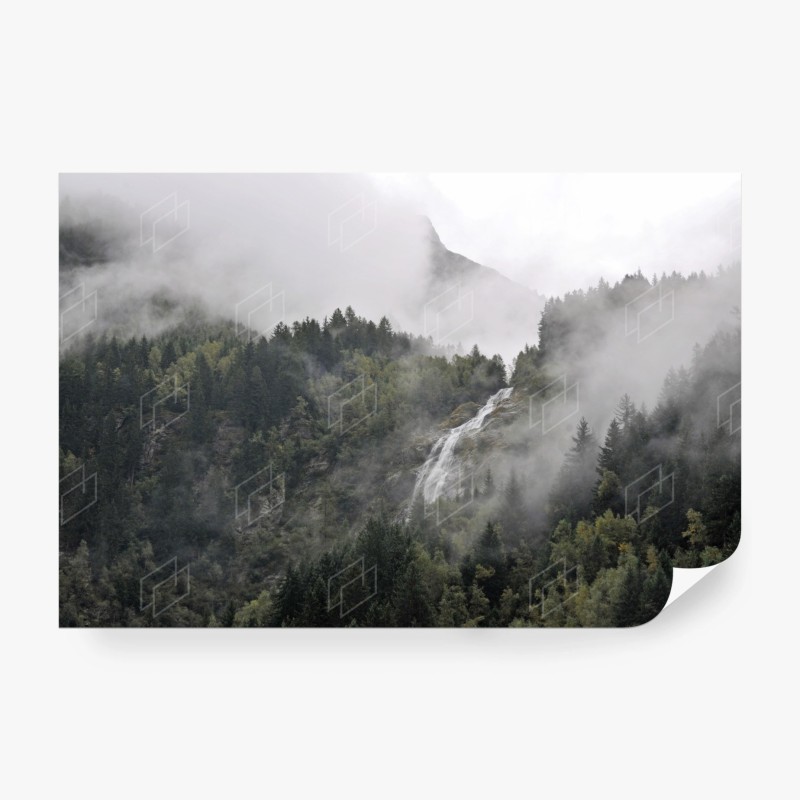 Carta da parati cascata nella nebbia montana