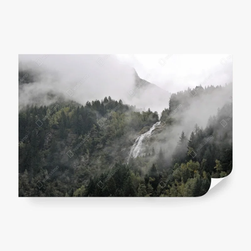 Carta da parati cascata nella nebbia montana