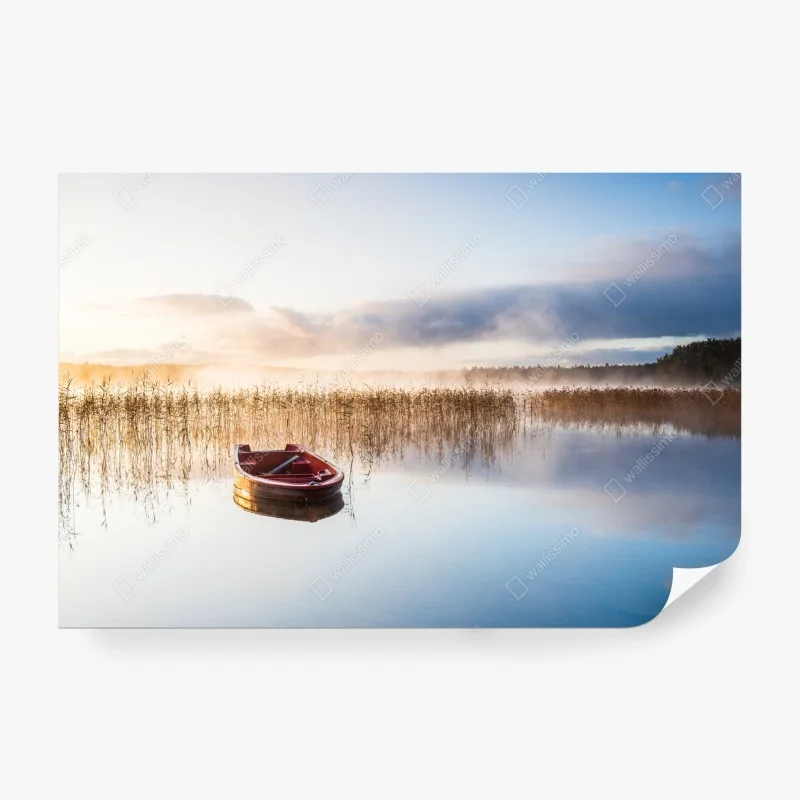 Carta da parati barca rossa sul lago all'alba
