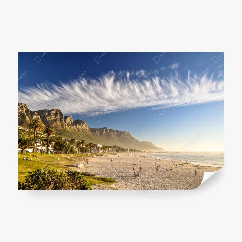Carta da parati spiaggia dorata con montagne e palme