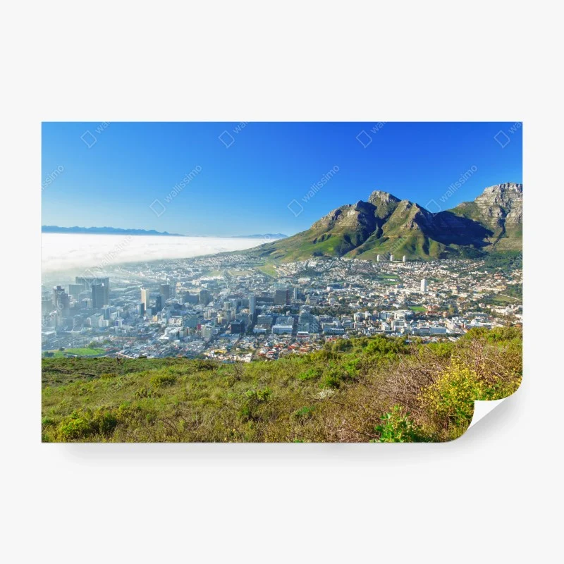 Carta da parati panorama urbano con montagne e oceano