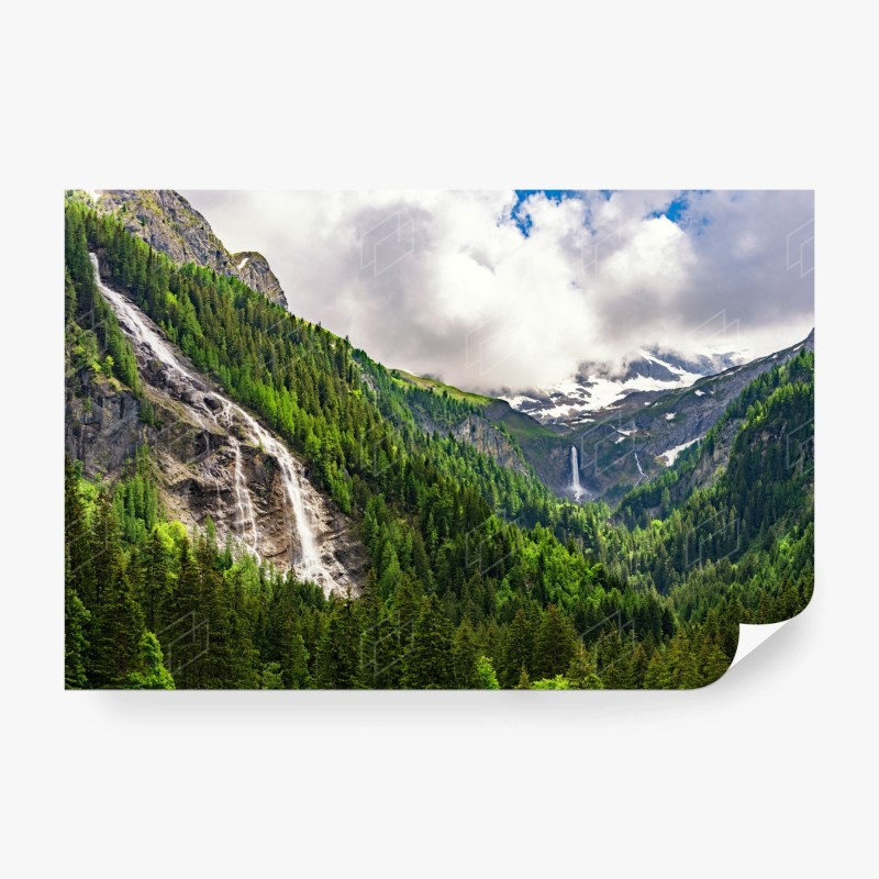 Carta da parati paesaggio montano con cascate e foresta
