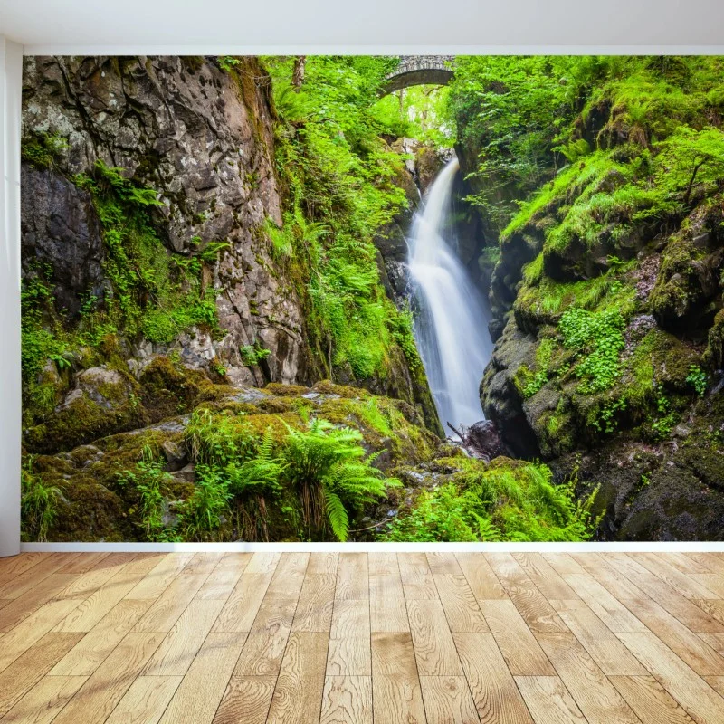 Carta da parati cascata nella gola verde con ponte in pietra