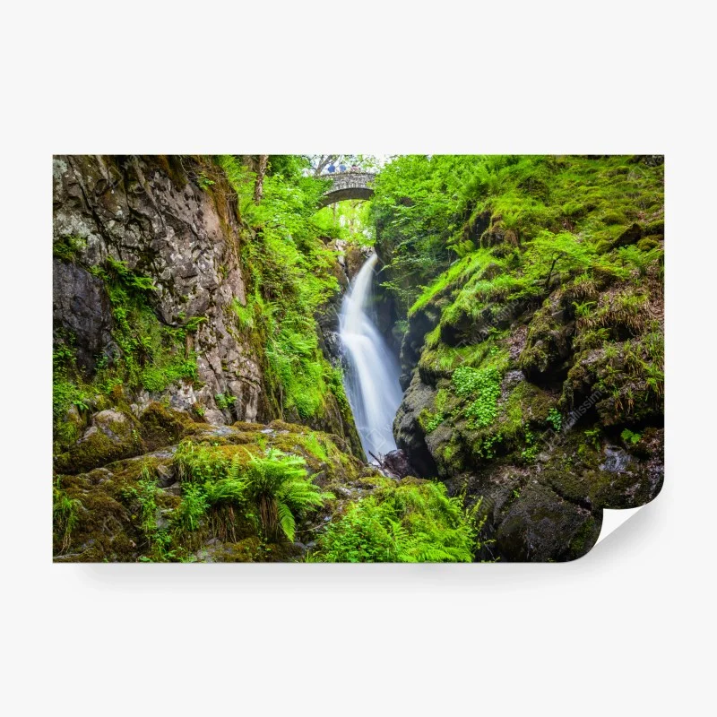 Carta da parati cascata nella gola verde con ponte in pietra