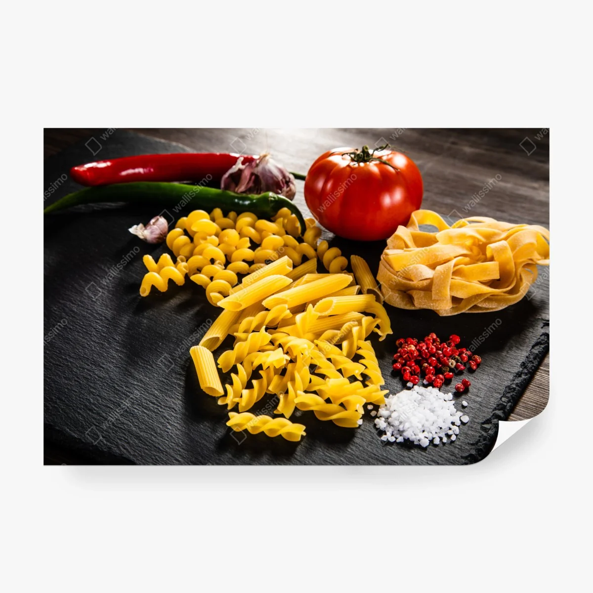 Carta da parati composizione rustica di pasta e ingredienti • Wallissimo®