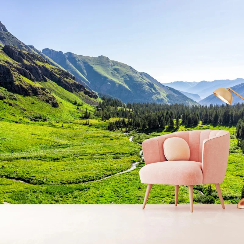 Carta da parati valle verde con torrente e boschi