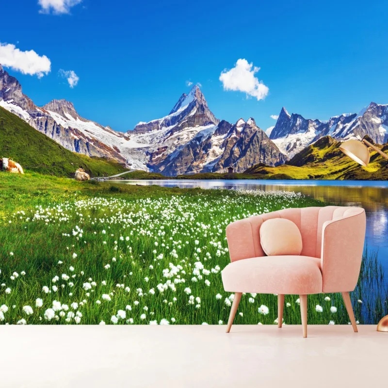 Carta da parati paesaggio alpino con lago cristallino e prati fioriti