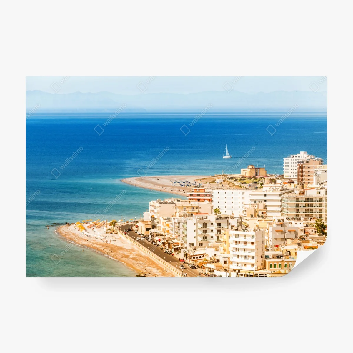 Carta da parati vista costiera soleggiata con barca a vela • Wallissimo® Carta da parati vista costiera soleggiata con barca a vela • Wallissimo®