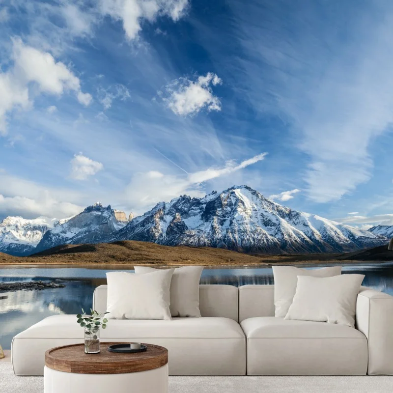 Carta da parati panorama montano innevato con lago riflettente