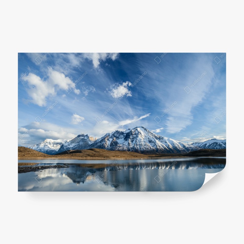 Carta da parati panorama montano innevato con lago riflettente