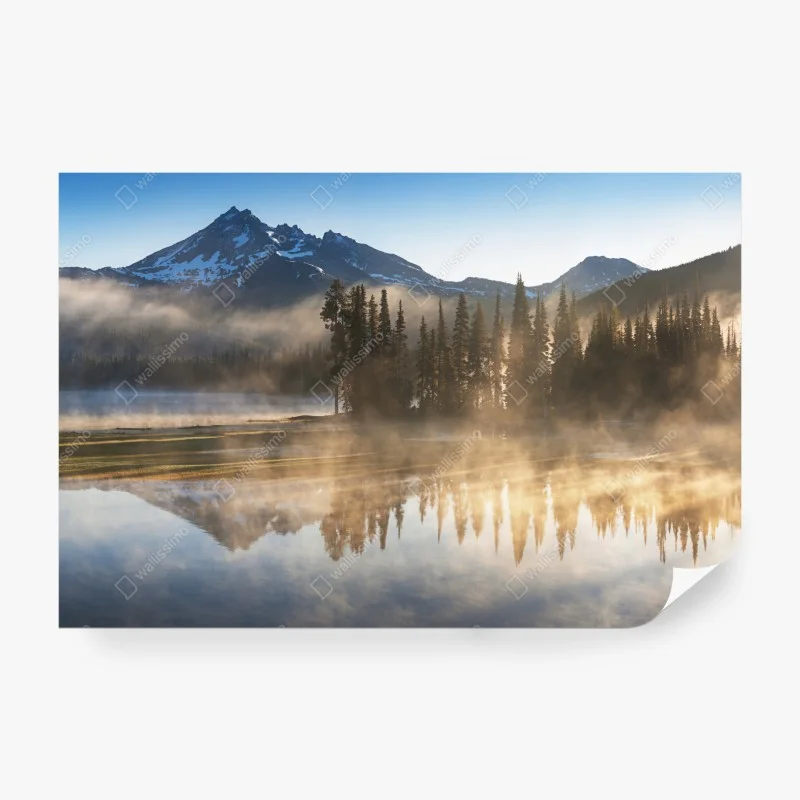 Carta da parati mattino nebbioso sul lago con riflessi alpini
