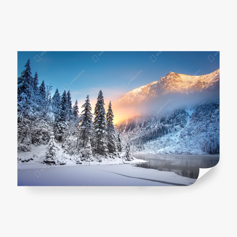 Carta da parati alba dorata sulle montagne innevate