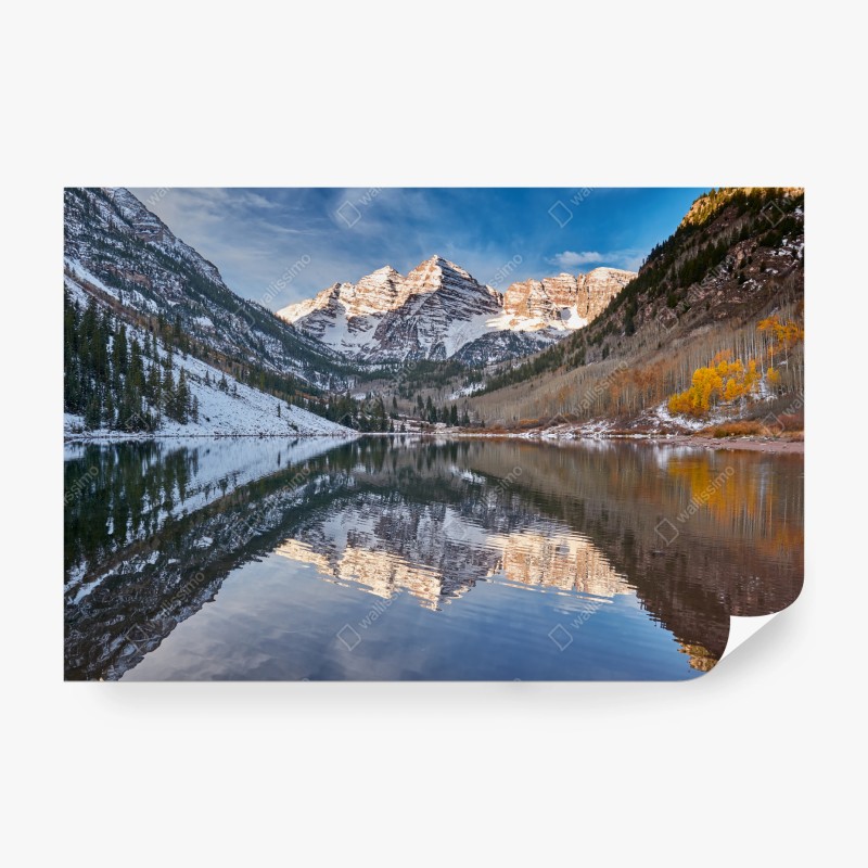 Carta da parati paesaggio montano con riflessi sul lago