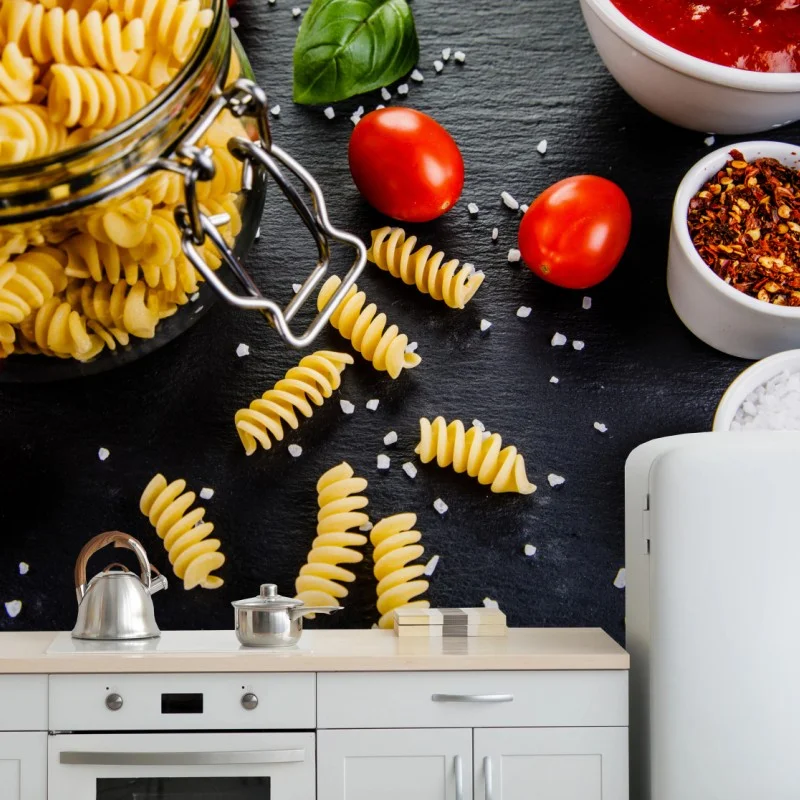Carta da parati composizione di fusilli e ingredienti mediterranei