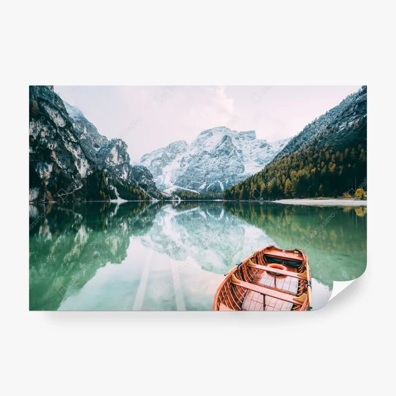 Carta da parati serenità sulle sponde del Lago di Braies