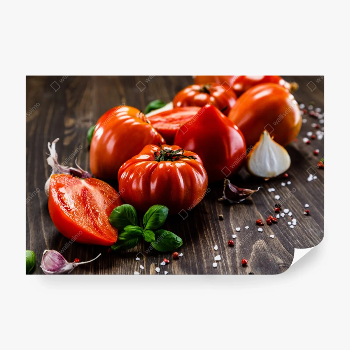 Carta da parati pomodori rustici e basilico su tavola in legno • Wallissimo®
