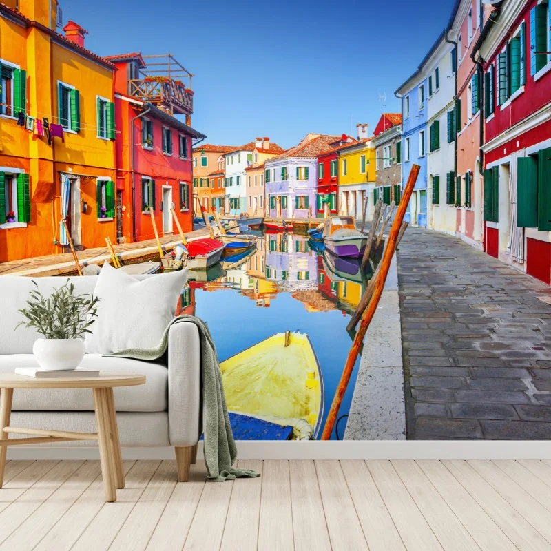 Carta da parati vibrante scorcio di Burano sul canale