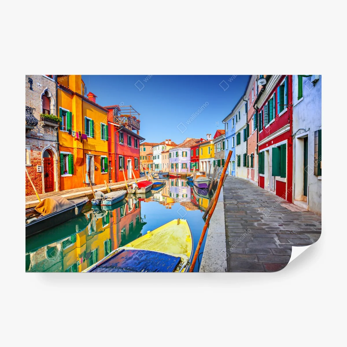 Carta da parati vibrante scorcio di Burano sul canale • Wallissimo®