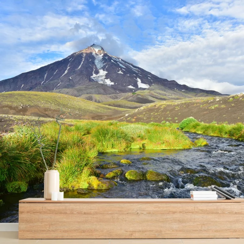 Carta da parati panorama del vulcano Koryaksky con torrente cristallino