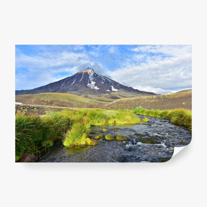 Carta da parati panorama del vulcano Koryaksky con torrente cristallino