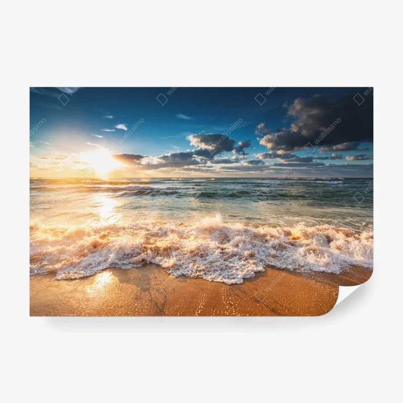 Carta da parati alba sul mare: onde dorate e cielo spettacolare