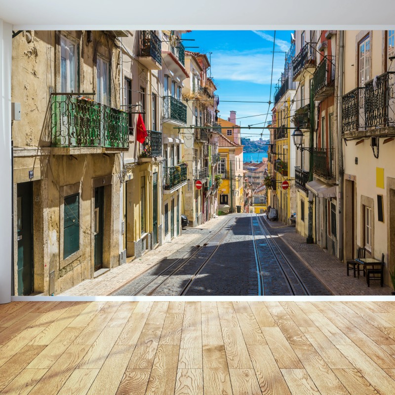 Carta da parati scorcio solare di Lisbona con tram e balconi