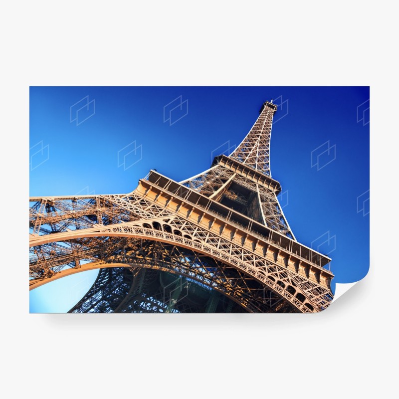 Carta da parati prospettiva imponente della Torre Eiffel sul cielo blu