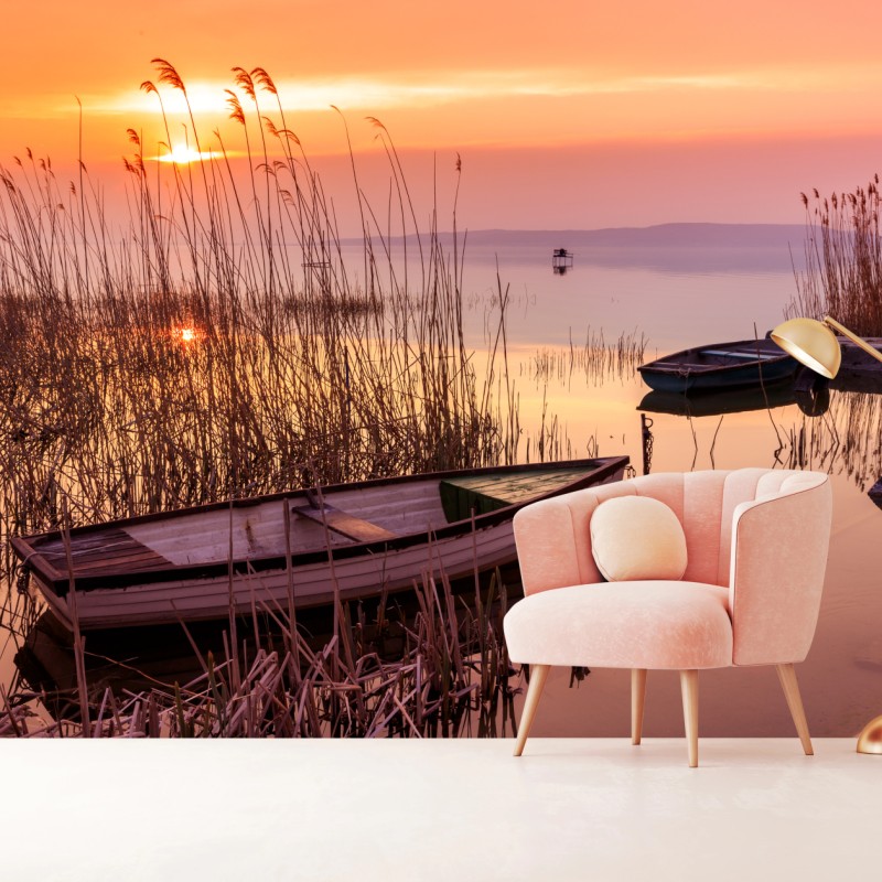 Carta da parati tramonto sul lago con barche e riflessi dorati