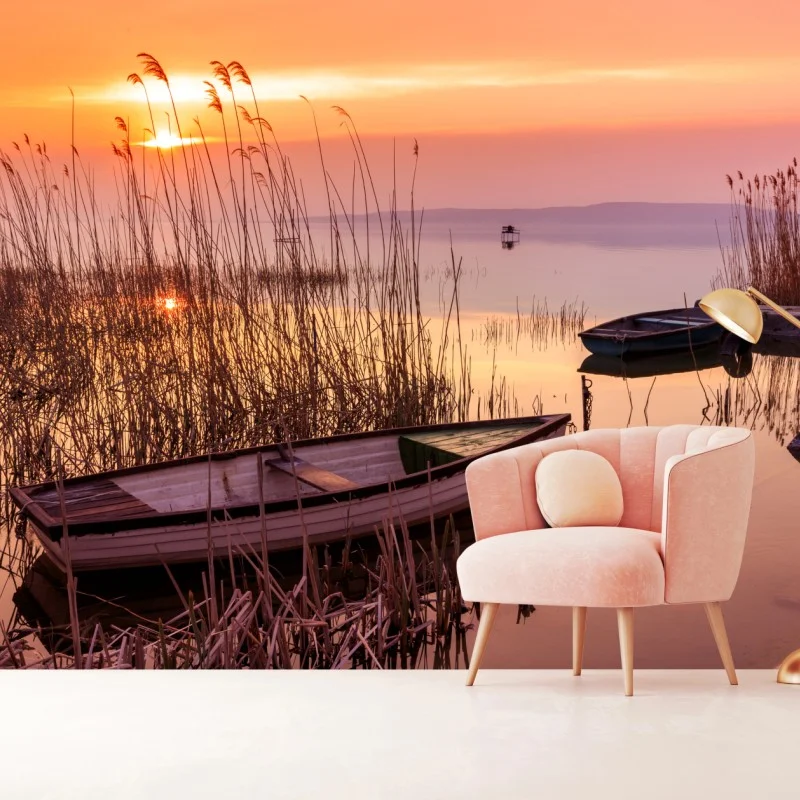 Carta da parati tramonto sul lago con barche e riflessi dorati
