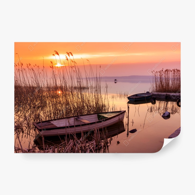 Carta da parati tramonto sul lago con barche e riflessi dorati