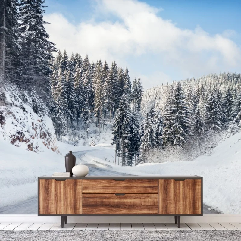 Carta da parati strada innevata tra i pini