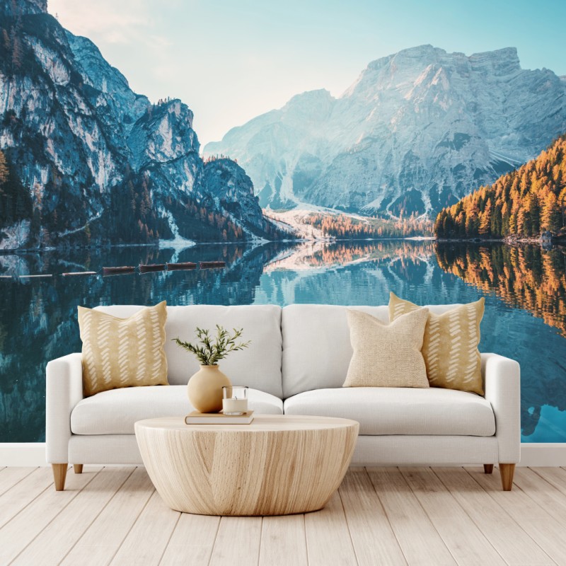 Carta da parati riflessi sul Lago di Braies nelle Dolomiti
