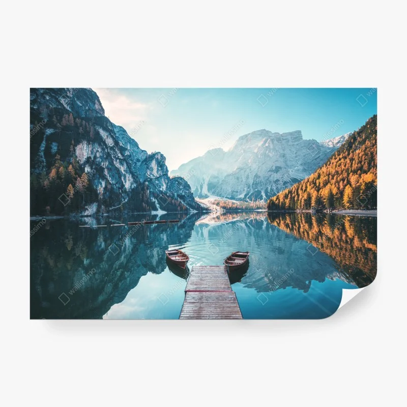 Carta da parati riflessi sul Lago di Braies nelle Dolomiti