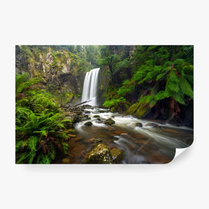 Carta da parati cascata nascosta nella foresta verde