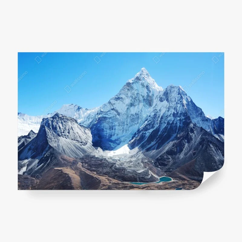 Carta da parati maestosa cima innevata e lago alpino