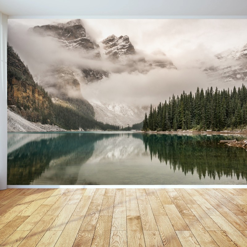 Carta da parati paesaggio montano nebbioso con lago riflettente