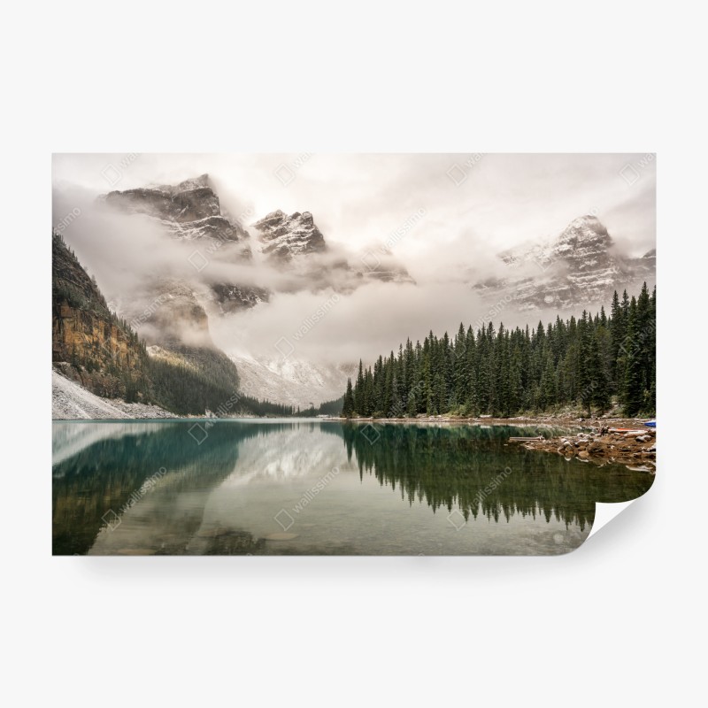 Carta da parati paesaggio montano nebbioso con lago riflettente