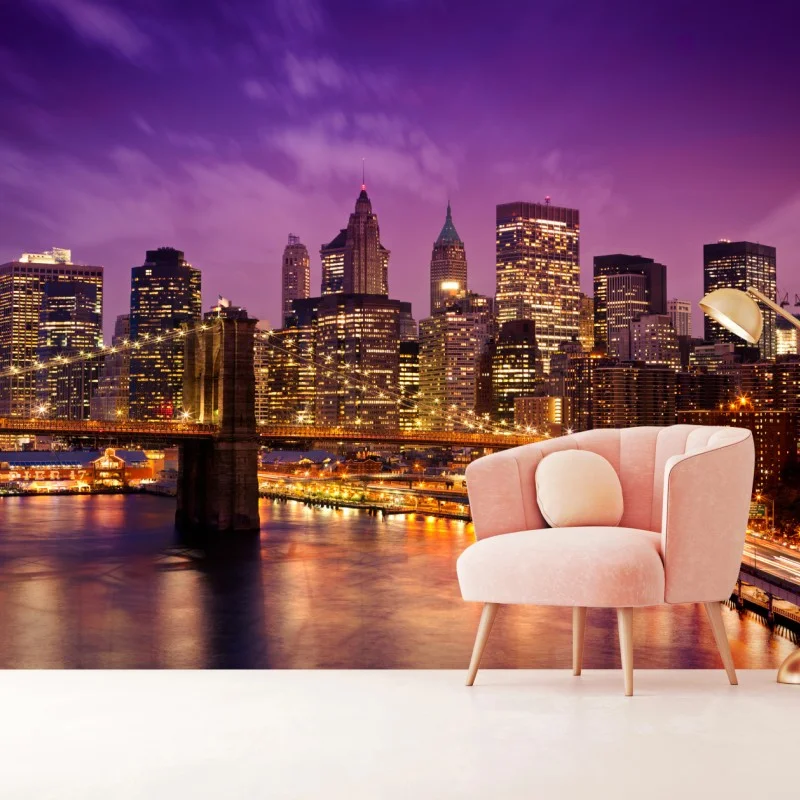 Carta da parati tramonto viola su New York: skyline e ponte illuminato