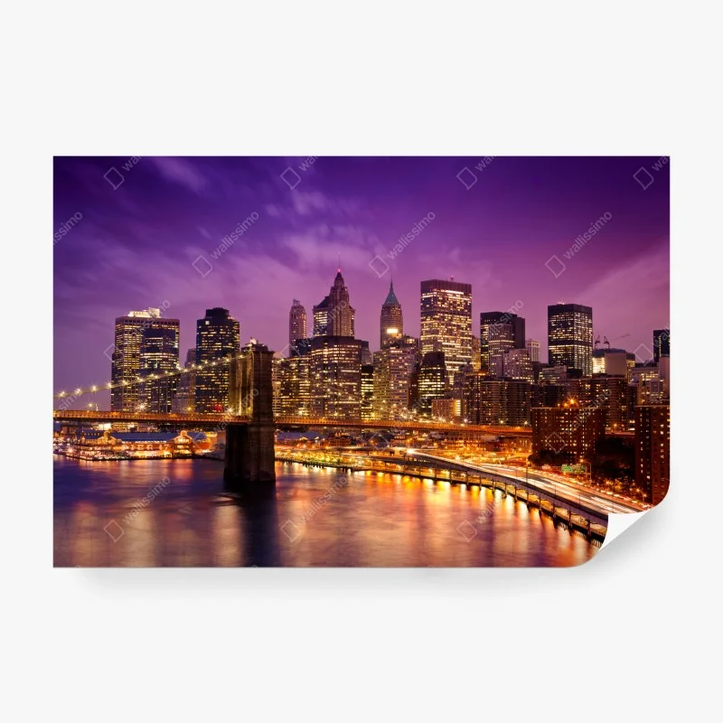 Carta da parati tramonto viola su New York: skyline e ponte illuminato