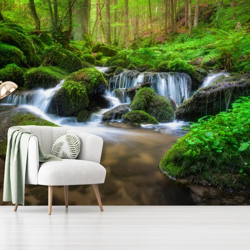 Carta da parati cascata nel bosco di muschio