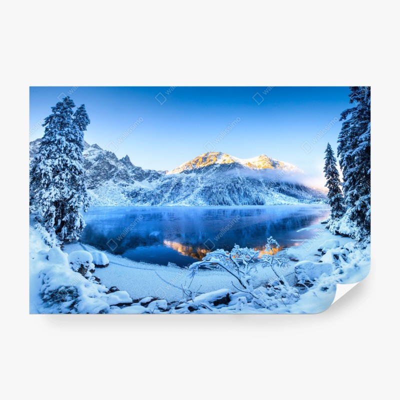 Carta da parati alba dorata sul lago innevato
