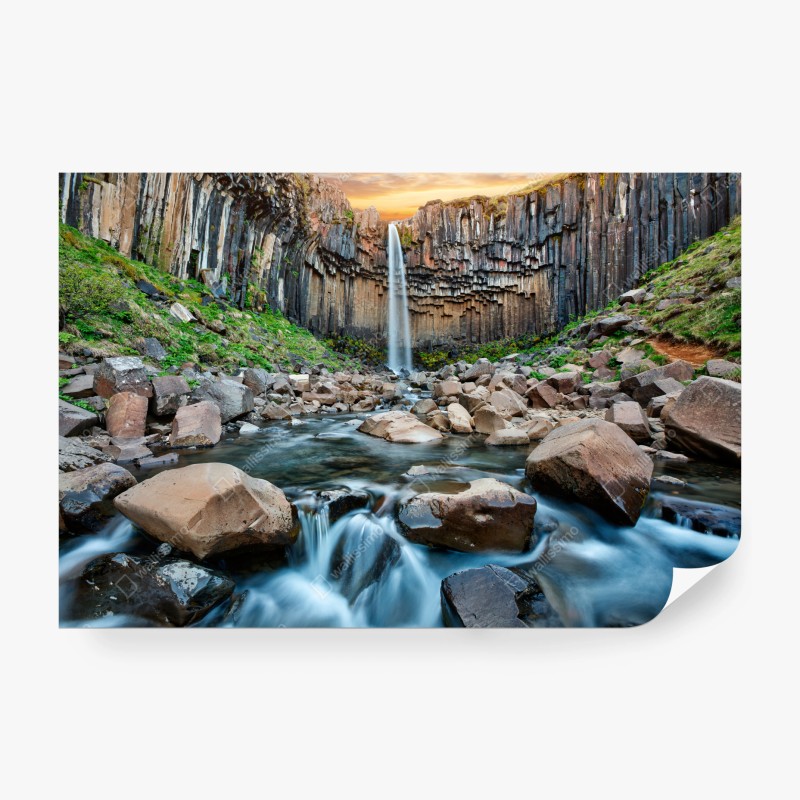 Carta da parati cascata tra colonne di basalto al tramonto