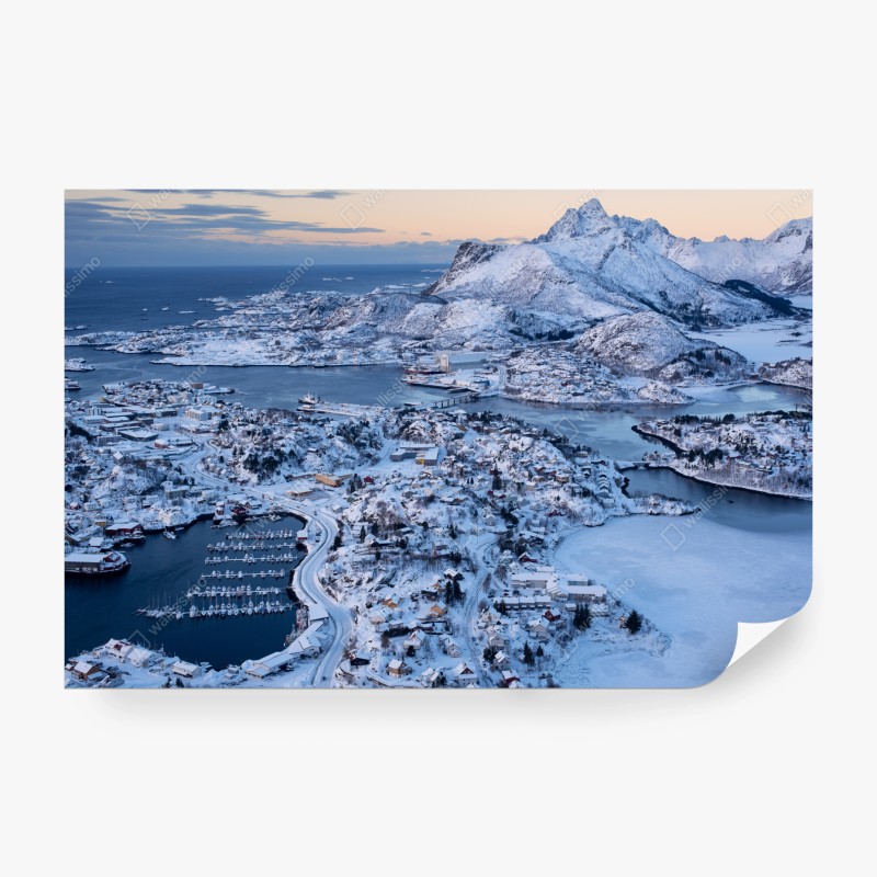 Carta da parati panorama invernale di Svolvær: porto e montagne innevate