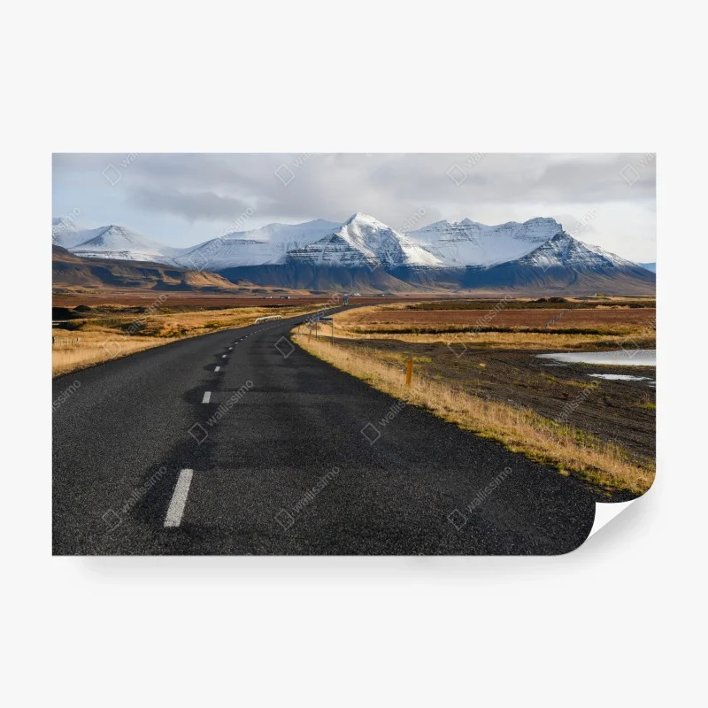 Carta da parati strada deserta verso le montagne innevate dell'Islanda