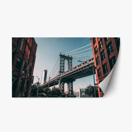 Adesivo riposizionabile scorcio urbano: ponte di Manhattan tra palazzi in mattoni • Wallissimo®