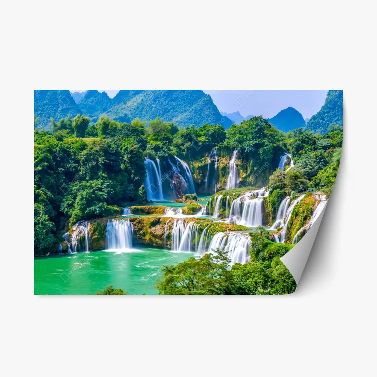 Adesivo riposizionabile cascata verde smeraldo tra le montagne • Wallissimo®