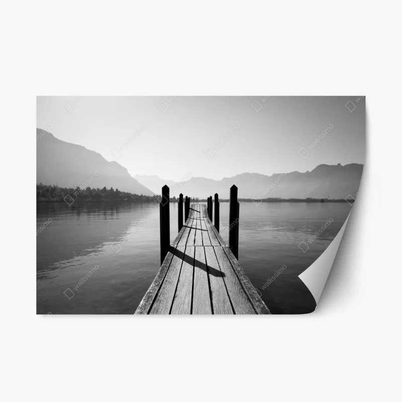 Adesivo riposizionabile molo solitario sul lago tra le montagne in bianco e nero